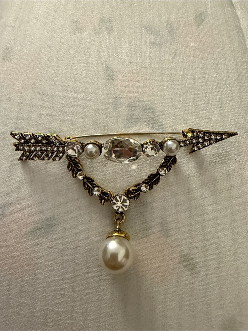 Vintage inspired Gold-Tone Arrow Brooch with Clear Crystals and Pearl Drop